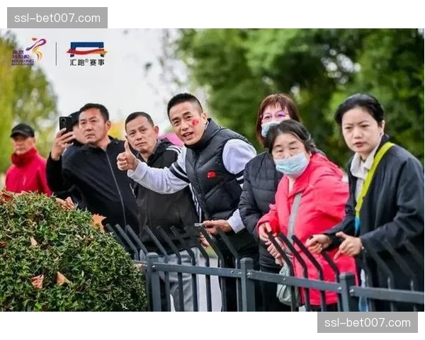 马拉松赛事中,领先选手为摔倒竞争对手驻足等待引热议