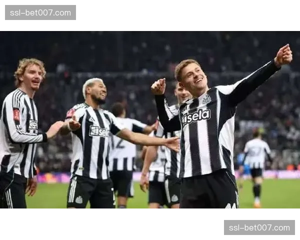 英超早场比赛：纽卡斯尔客场2-1战胜狼队，保留欧战希望